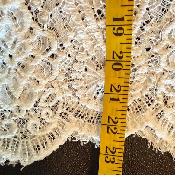 Vince Camuto White Lace Button-Down Shirt with scalloped hemline size medium - Picture 9 of 10